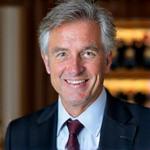 Portrait de Jean-Luc Dubois, Maître Sommelier, souriant et élégant